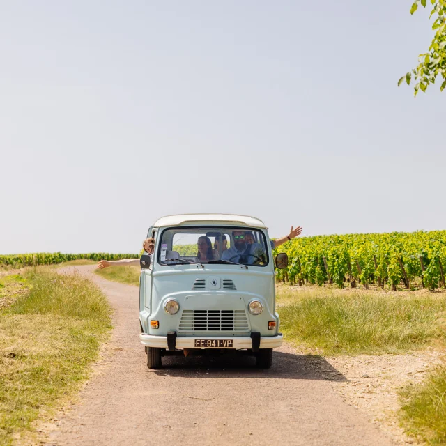 Excursion 2CV sur la Route des Grands Crus de Bourgogne. French Tour